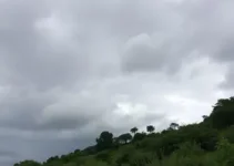 Caucaia céu nublado com pancadas de chuva