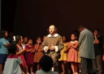 jovens encenam clássico de Shakespeare