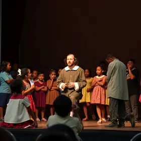 jovens encenam clássico de Shakespeare