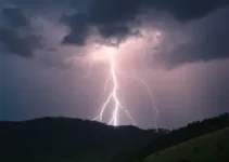 Caucaia com trovões e raios