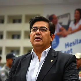 Vereador é vaiado ao gravar vídeo criticando obra de hospital em Caucaia