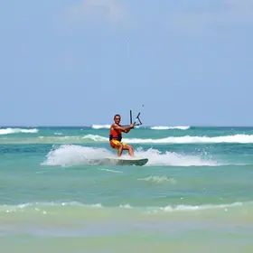 kitesurfista à deriva