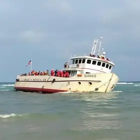 balsa encalhada na praia do Icaraí