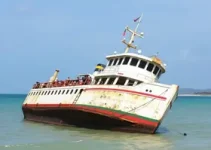 balsa encalhada na praia do Icaraí