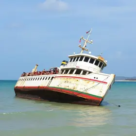 balsa encalhada na praia do Icaraí